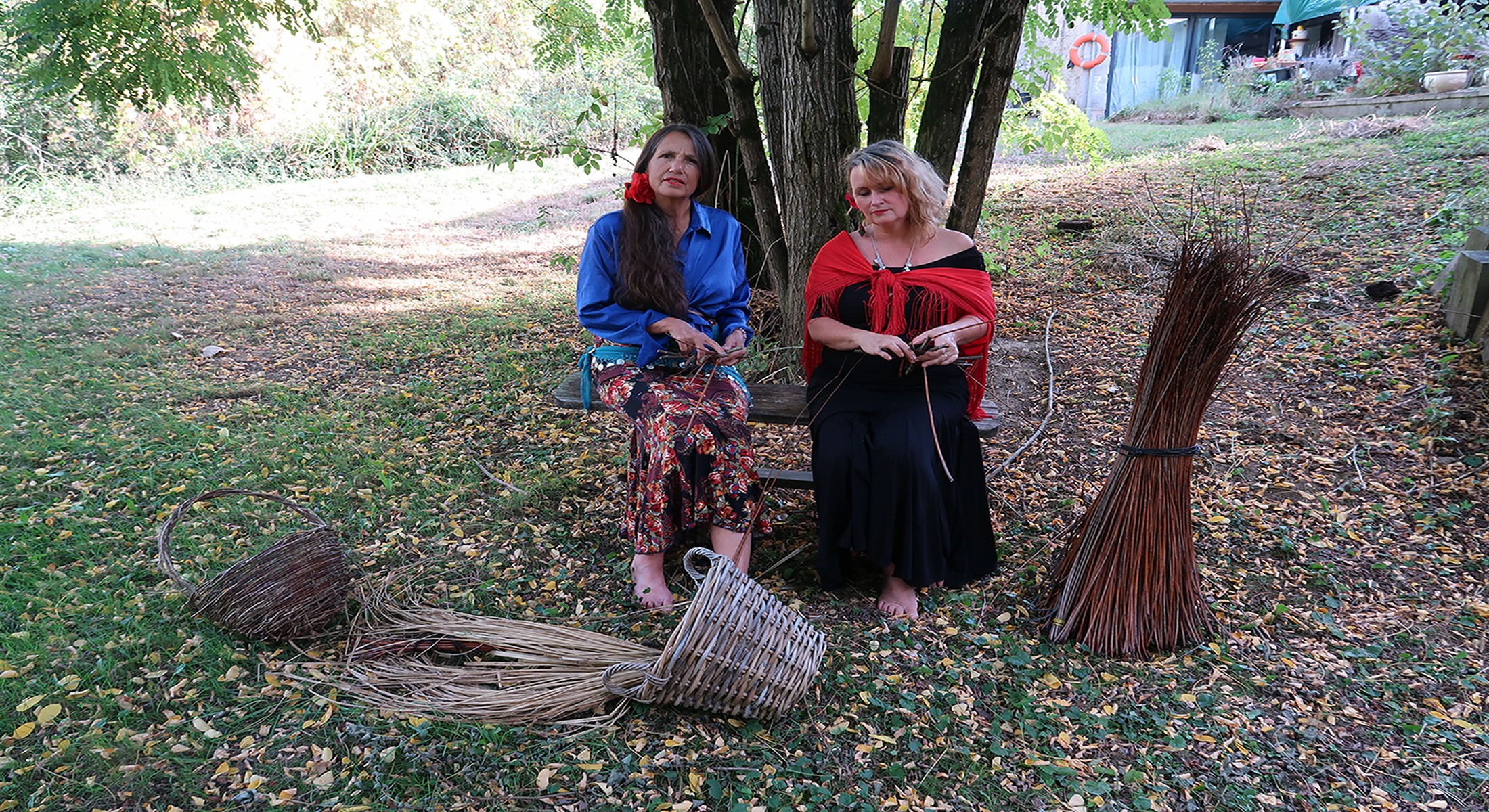 0094 valerie et cristina en train de tisser sur banc 1