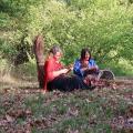 Valérie et Cristina tressent l'osier